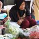 Suasana pasar tradisional dengan bahan pangan seperti beras, telur, cabai, dan sayuran.