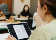 Pendidikan di Era Digital: Guru Bukan Lagi Satu-satunya Sumber Ilmu