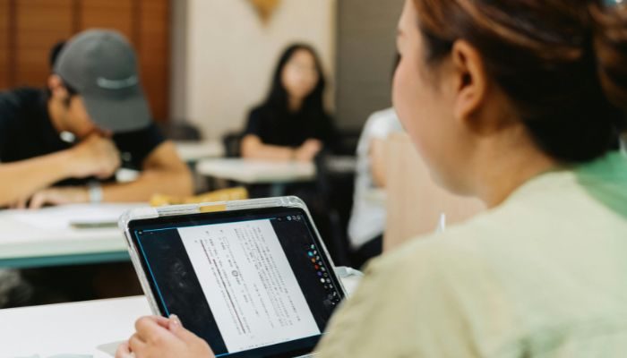 Pendidikan di Era Digital: Guru Bukan Lagi Satu-satunya Sumber Ilmu